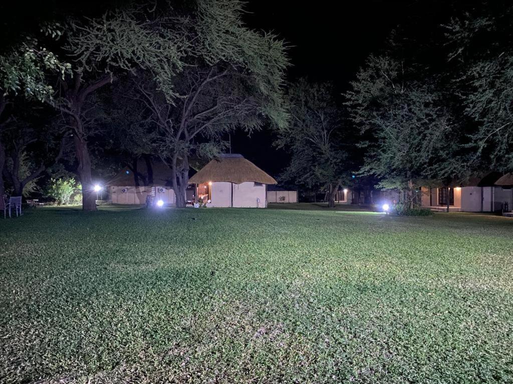 Big 5 Toro Lodge Kasane Extérieur photo